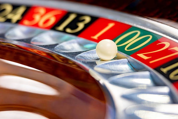 Crash game round showing multiplier climbing and cash-out decision
